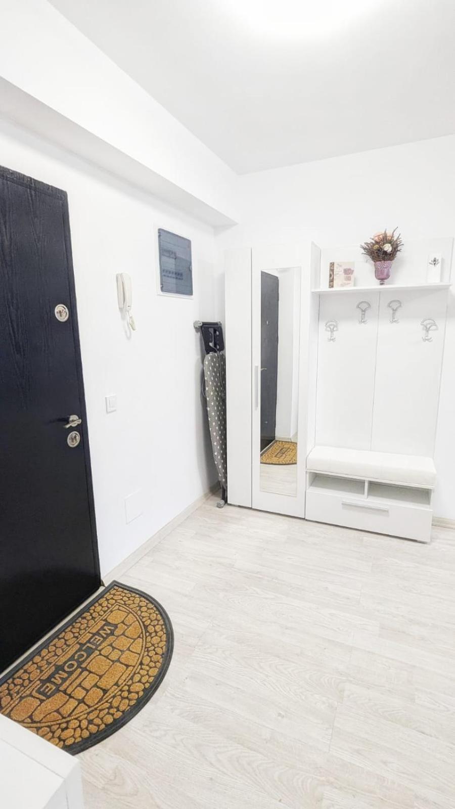 Airport Apartment 70 Squared Meters โอโตเปนี ภายนอก รูปภาพ