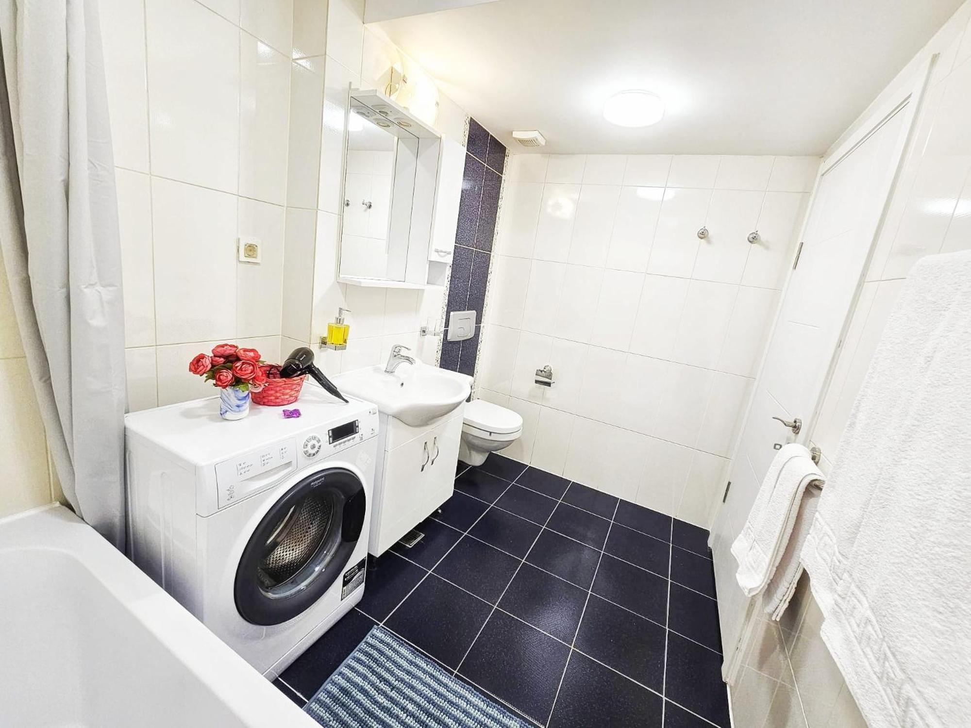 Airport Apartment 70 Squared Meters โอโตเปนี ภายนอก รูปภาพ